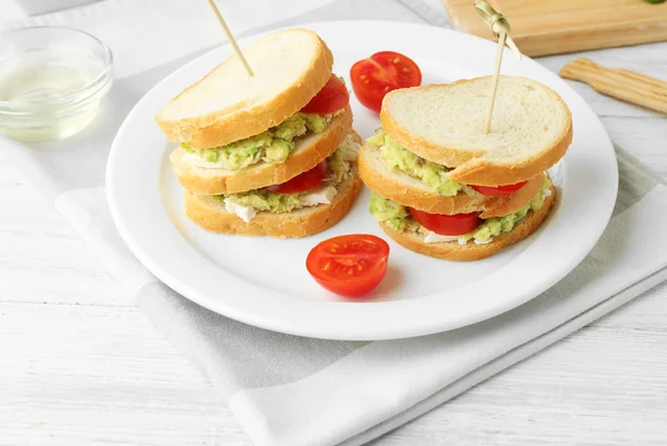 Sanduíche de abacate vegetariano em uma placa branca . — Fotografia de Stock
