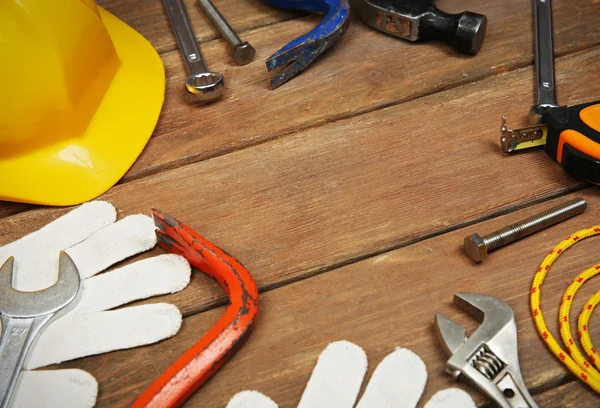 Attrezzi da lavoro e casco giallo — Foto Stock