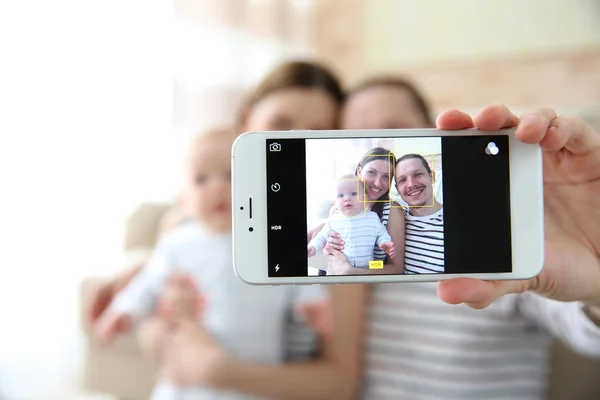 Pár s selfie s dítětem — Stock fotografie