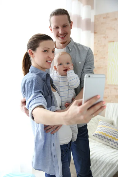 Pareja tomando una selfie con bebé — Foto de Stock