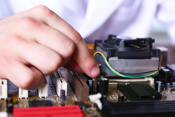 Manos masculinas que fijan circuitos electrónicos —  Fotos de Stock