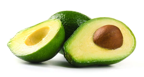 Helften van verse avocado geïsoleerd op wit — Stockfoto