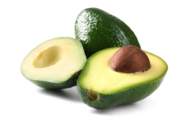 Helften van verse avocado geïsoleerd op wit — Stockfoto