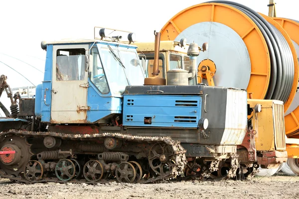 Slangvinda och en traktor — Stockfoto