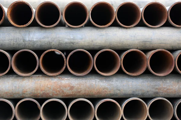 Tubos de metal empilhados — Fotografia de Stock