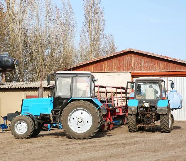 Traktorer Nära Ladugård Gård — Stockfoto