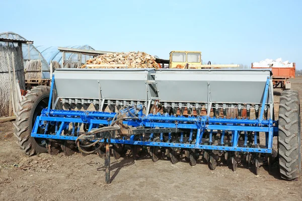 Equipamento agrícola moderno no campo — Fotografia de Stock