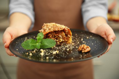 Bir elma rulo ile plaka tutan kadın