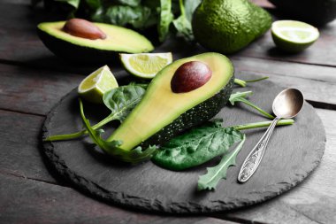 Avokado kireç ile dilimlenmiş  