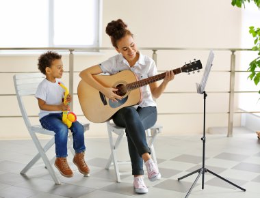 genç kız gitar çalmak