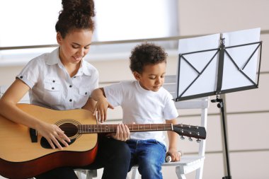 kız çocuk gitar çalmak için öğretim