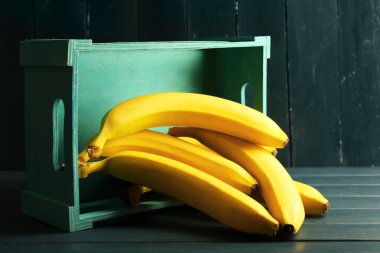 Grup kutusu ile olgun muz 