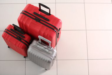 Yerde duran farklı bavul