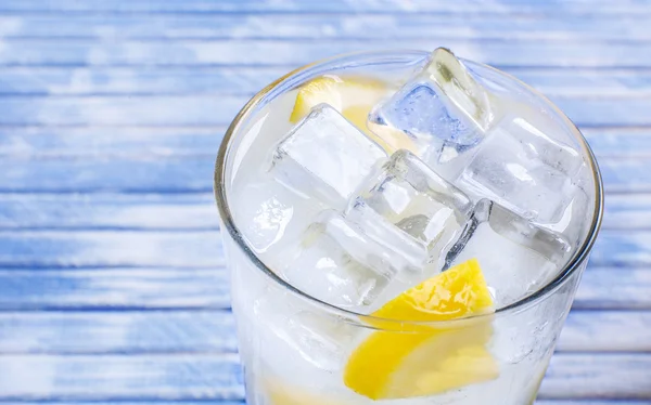 Un vaso de refresco de limón — Foto de Stock