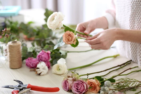 Woman making a flower bouquet — Stock Photo, Image