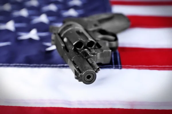 Arma na bandeira dos EUA — Fotografia de Stock