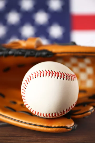Béisbol en guante frente a la bandera americana — Foto de Stock