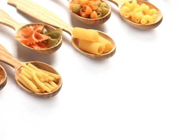 Pasta secca in cucchiai di legno — Foto Stock