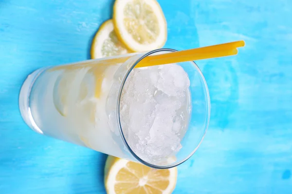 Un vaso de refresco de limón — Foto de Stock
