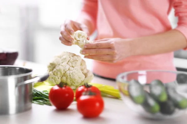 Frau hackt Gemüse — Stockfoto