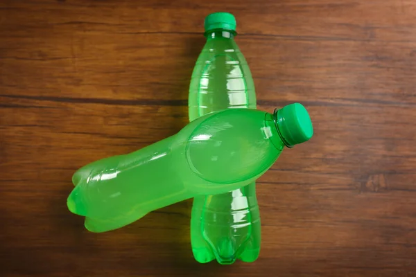 Bottiglie di soda sul tavolo di legno — Foto Stock