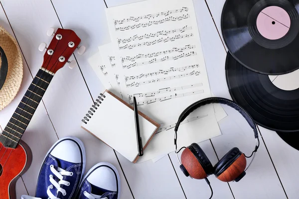 Musik-Accessoires mit Sonnenbrille — Stockfoto