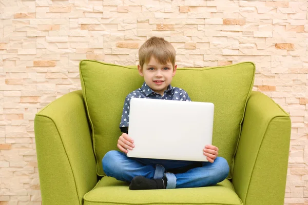ノート パソコンと小さな男の子 — ストック写真