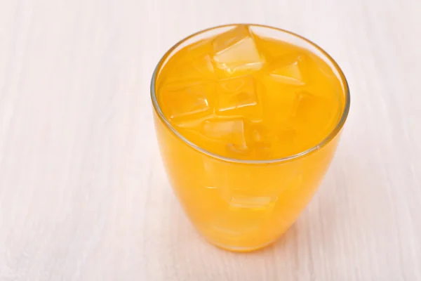 Glas apelsinjuice med is — Stockfoto