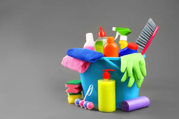 Garrafas de detergente e produtos de limpeza — Fotografia de Stock