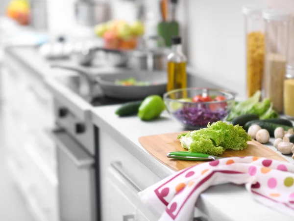 Zelenina na kuchyňském stole — Stock fotografie