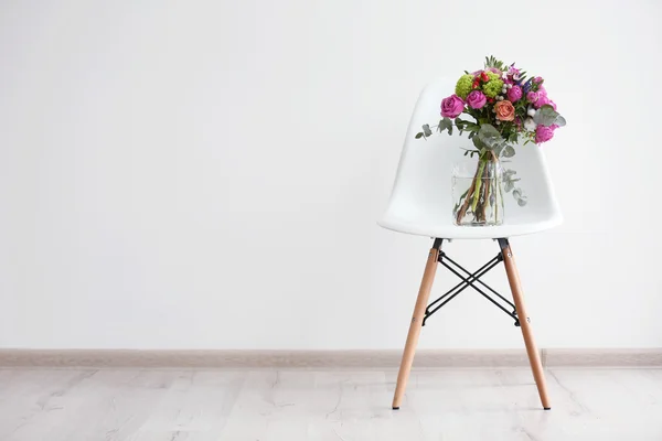 Rosas en una silla blanca —  Fotos de Stock