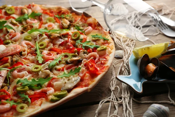 Pizza s mořskými plody, červená paprika — Stock fotografie