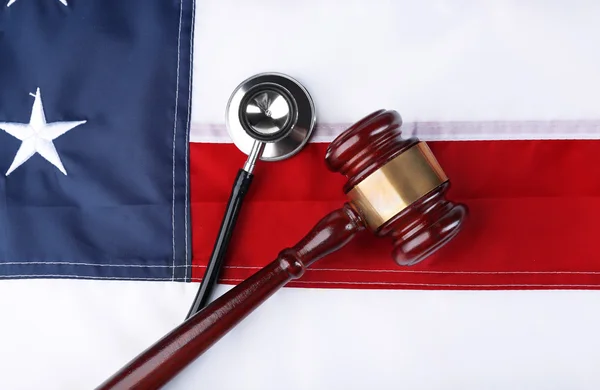 Stethoscope and gavel on USA flag — Stock Photo, Image