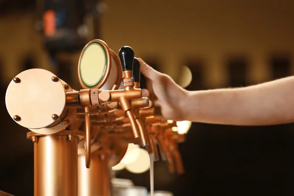 Derramando cerveja lager em vidro . — Fotografia de Stock