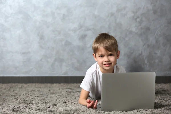 Liten pojke med laptop — Stockfoto