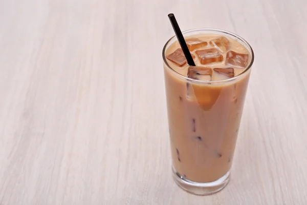 Caffè con ghiaccio su sfondo chiaro — Foto Stock