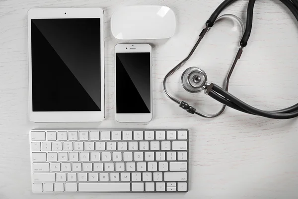 Tablet, telefon, klawiaturę i stetoskop — Zdjęcie stockowe