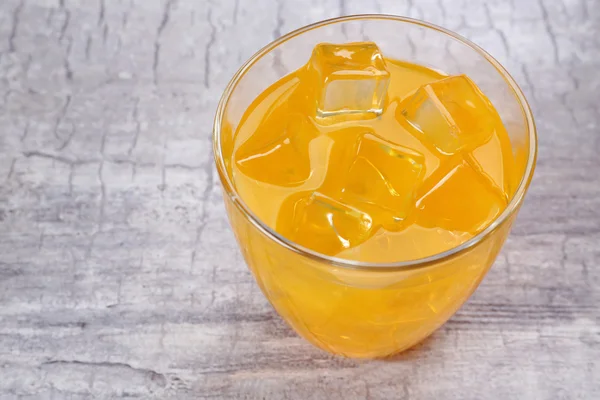 Egy pohár narancslé jéggel — Stock Fotó