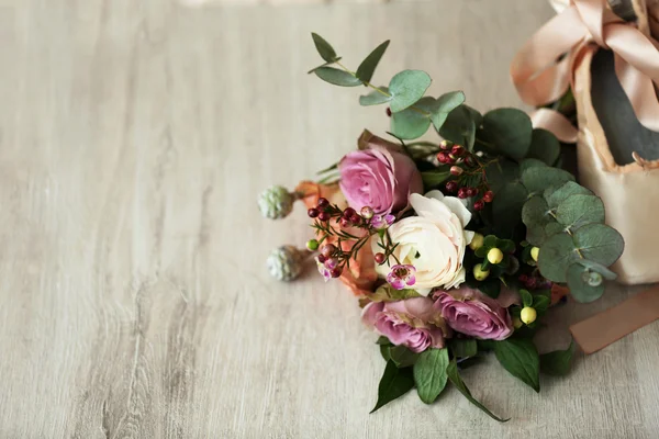 Bouquet of roses and ballet shoes — Stock Photo, Image