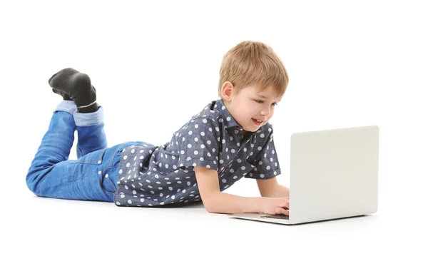 Kleiner Junge mit Laptop — Stockfoto