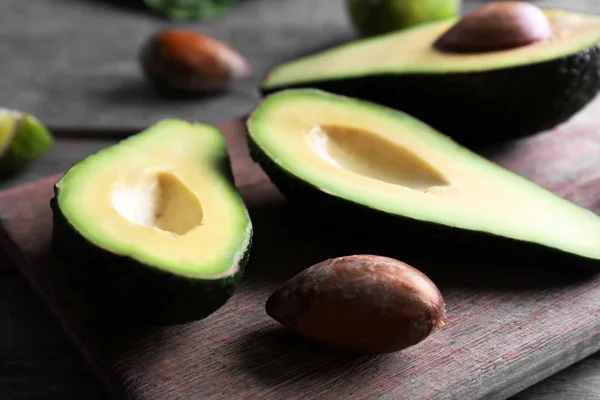 Sliced green avocado — Stock Photo, Image