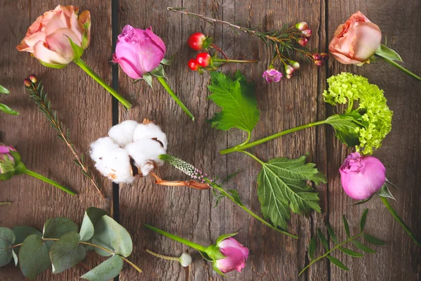 Bloemen op houten achtergrond — Stockfoto