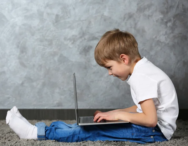 Petit garçon utilisant un ordinateur portable — Photo