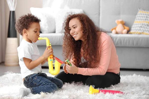 Мальчик и девочка играют с музыкальными игрушками — стоковое фото