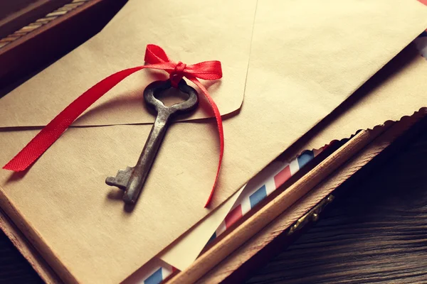 封筒と古いキー — ストック写真