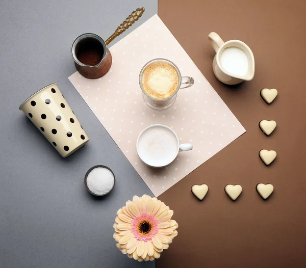 Delicioso café y leche con caramelos —  Fotos de Stock