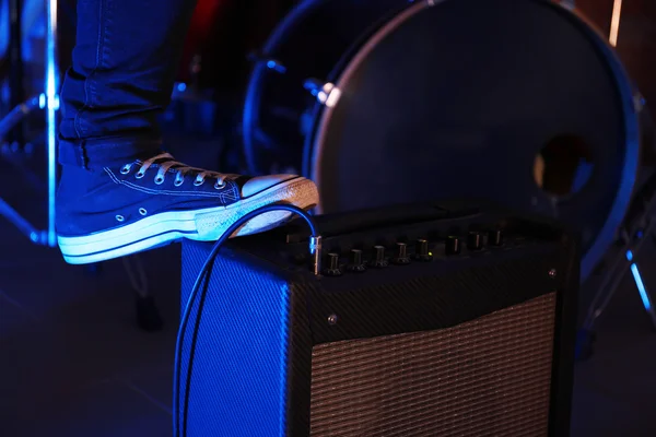 El pie del músico pisó el amplificador — Foto de Stock