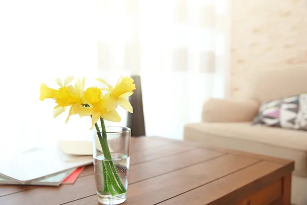 Boeket van gele narcissen op een tafel — Stockfoto