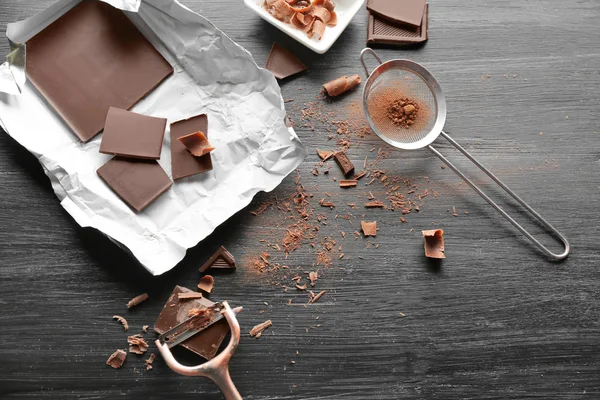 Pedaços de chocolate com filtro — Fotografia de Stock