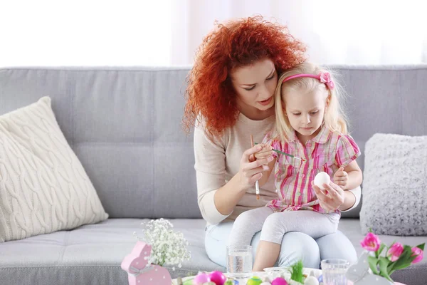 Mor och dotter dekorera påskägg — Stockfoto